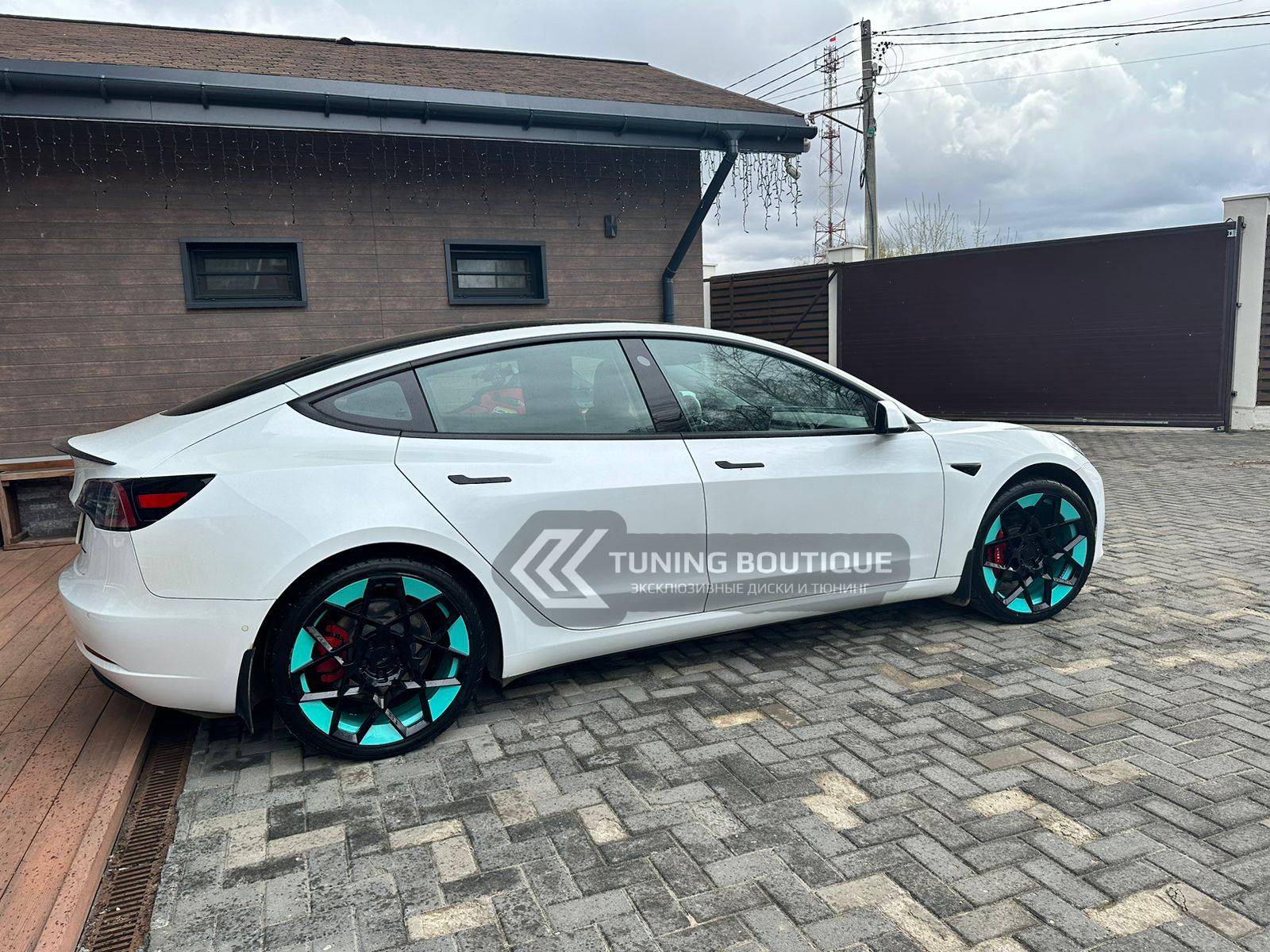 Tesla Model 3 на 20" кованых дисках нашего производства	 фото 1